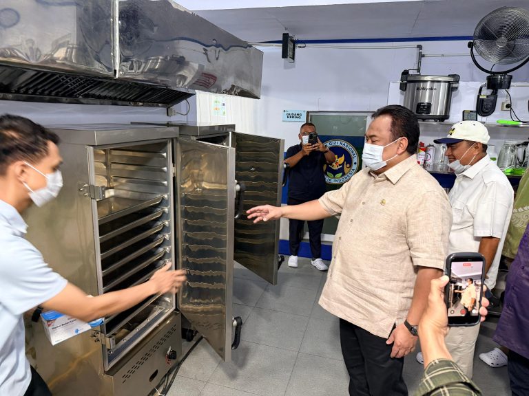 Anggota DPR Rachmat Gobel Tinjau SPPG Libuo Gorontalo, Puji Standar Gizi