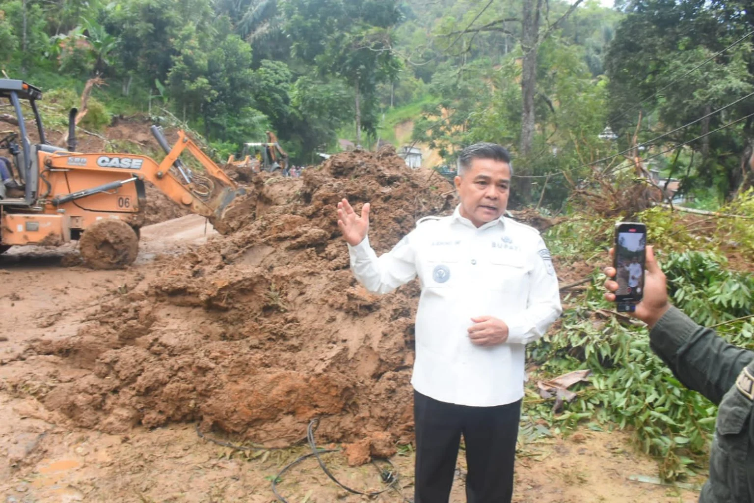 Longsor Sungai Landia Agam: Satu Warga Tewas dan Jalan Matur-Bukittinggi Putus