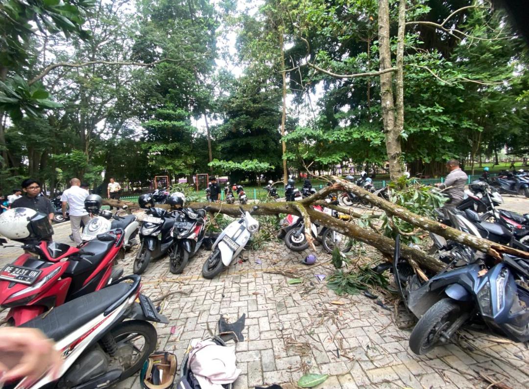 Unila Perbaiki Delapan Motor Mahasiswa yang Tertimpa Pohon Tumbang