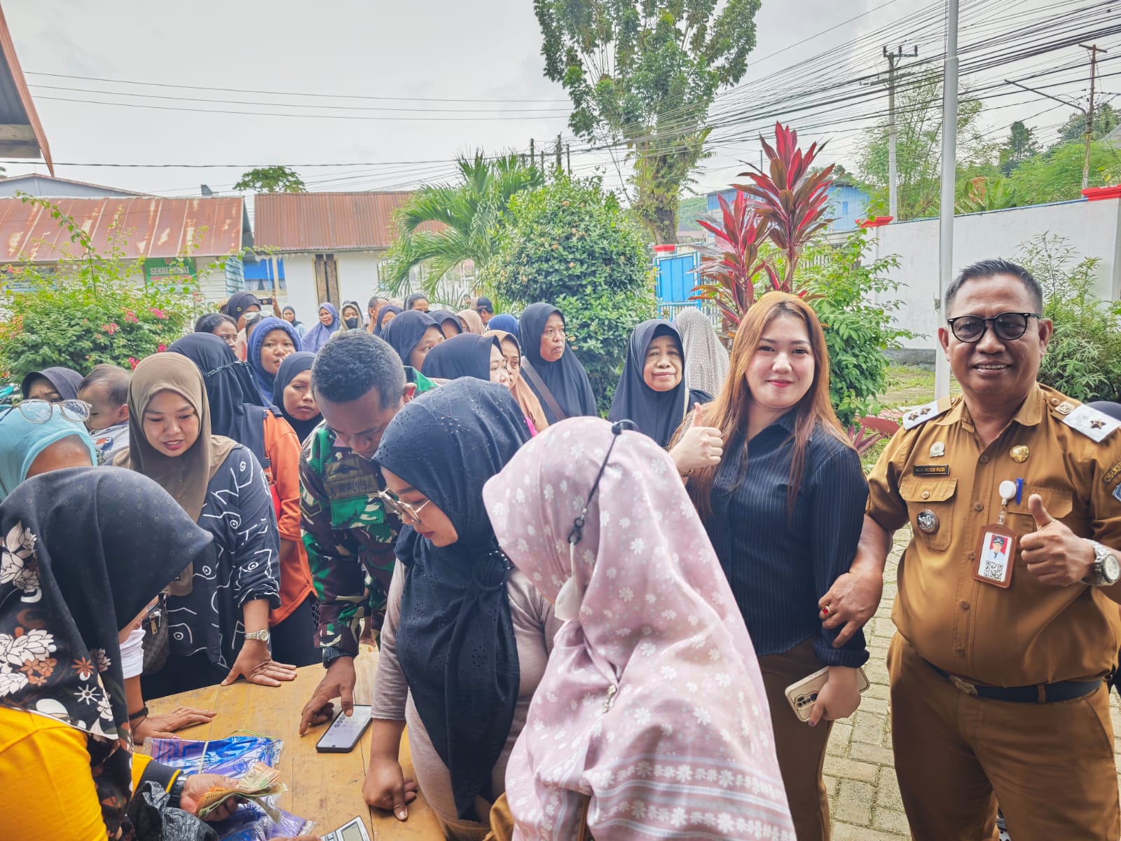 Warga Watulondo Kendari Serbu Pangan Murah, Harga Beras dan Telur Miring
