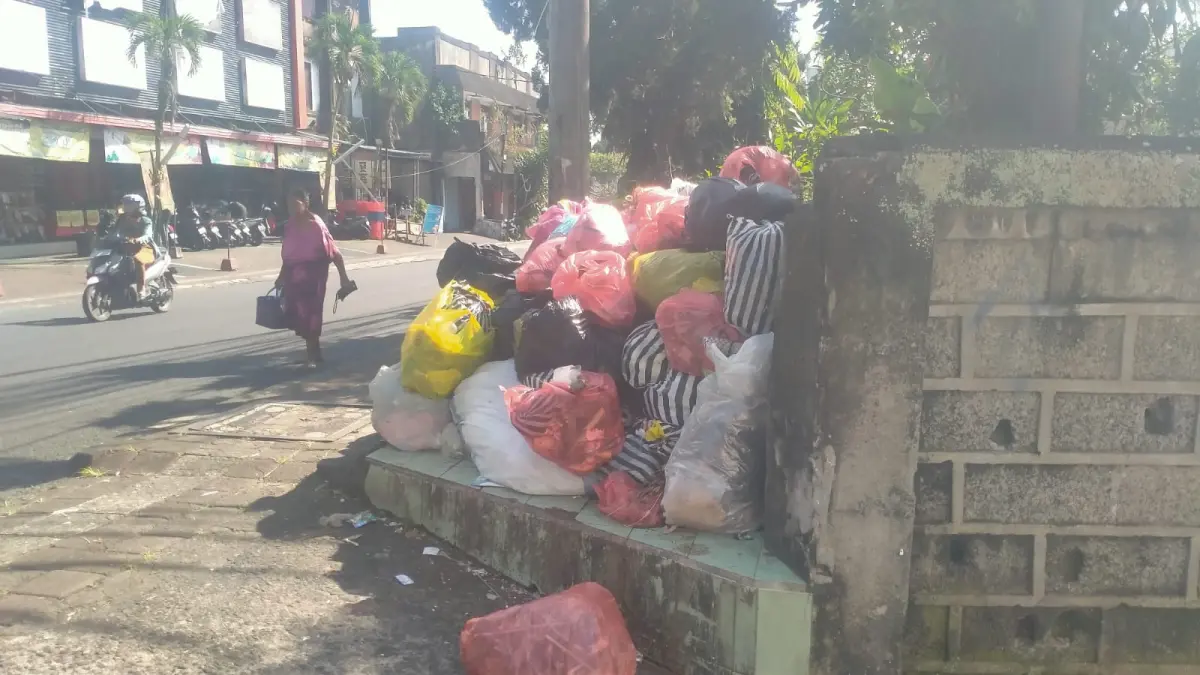 Kota Tabanan Dipenuhi Tumpukan Sampah Akibat Aturan Baru Pengolahan Limbah