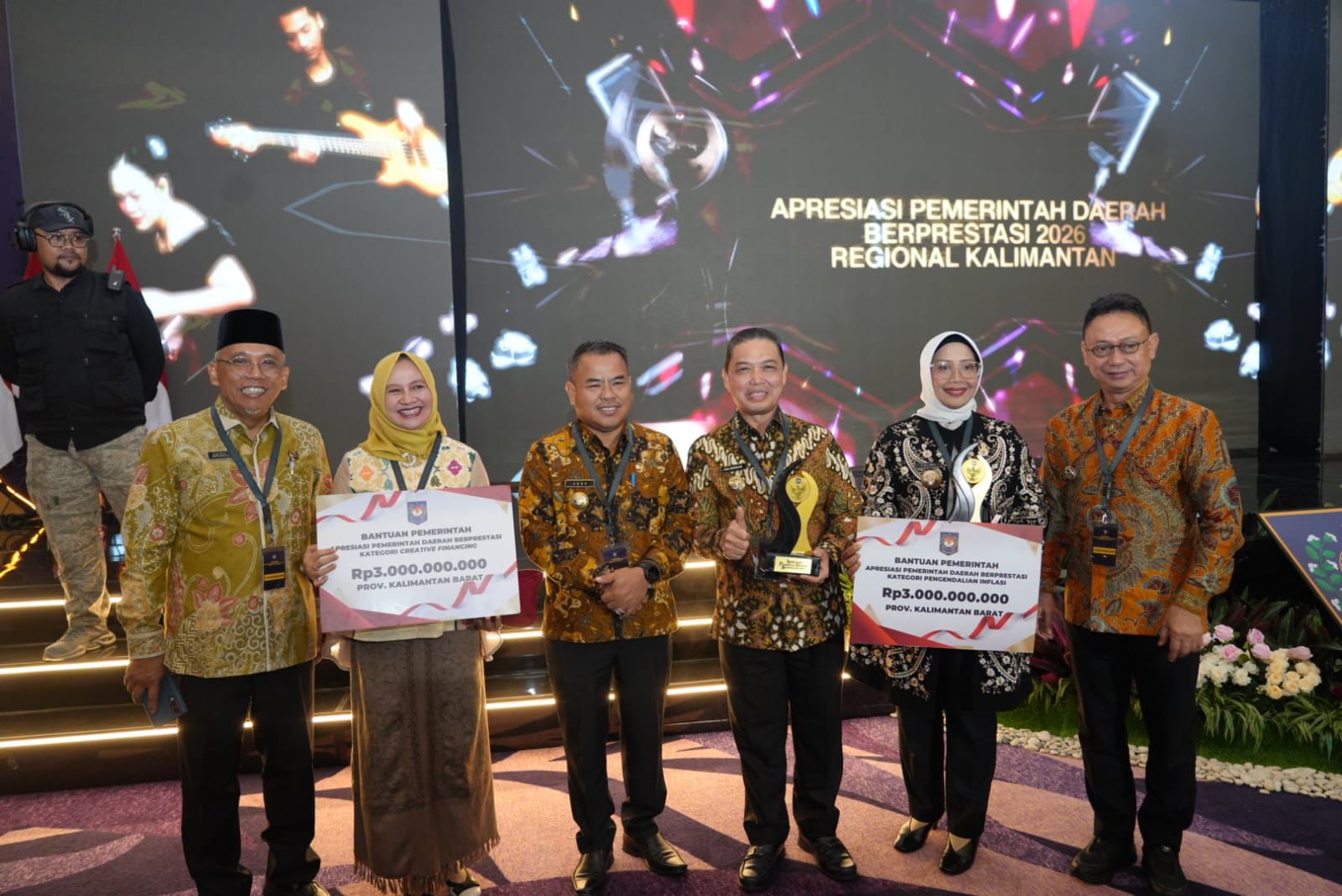 Gubernur Kalbar Ria Norsan Terima Penghargaan Ekonomi Terbaik se-Kalimantan