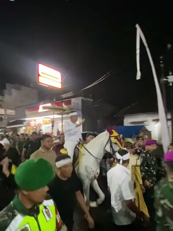 Warga Garut Sambut Kirab Mahkota Binokasih Meski Diguyur Hujan Ringan