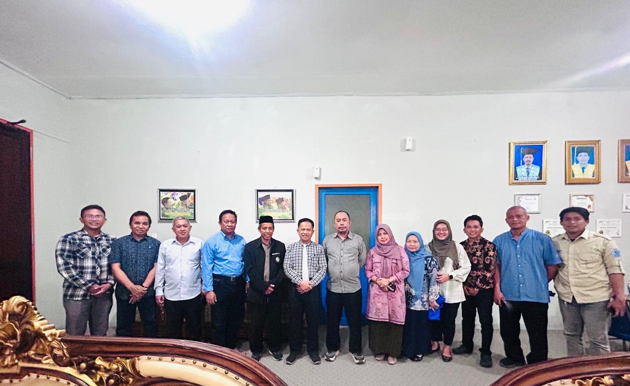 Rektor Unismuh Palu Prof Rajindra Beri Bonus Akreditasi Unggul FISIP