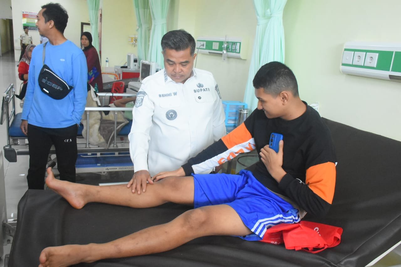 Bupati Benni Warlis Pastikan Penanganan Enam Korban Longsor Agam Optimal