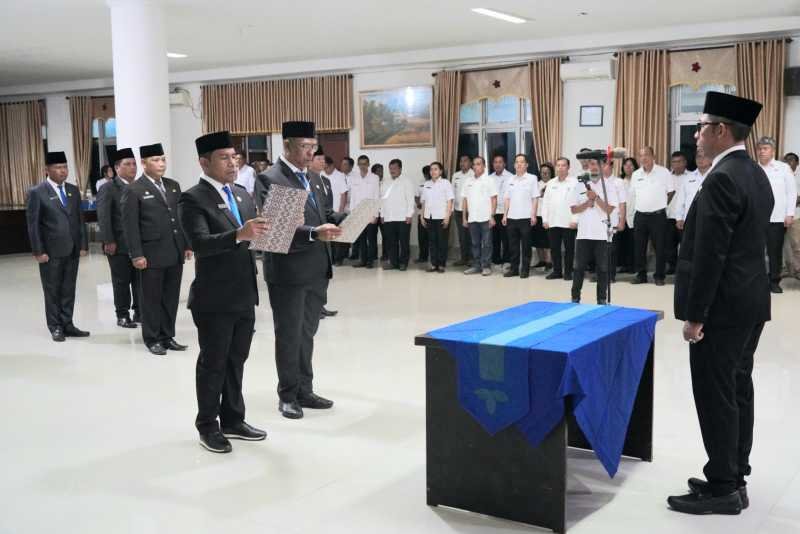 Bupati Taput Lantik Pejabat Eselon II, dr Bobby Pimpin RSUD Tarutung
