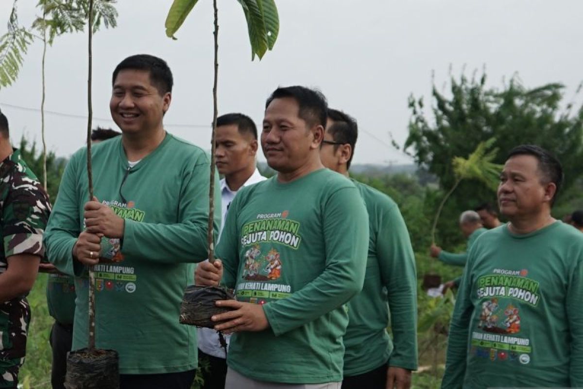 Menteri PKP Maruarar Sirait Tanam Pohon di Lampung Selatan Bareng REI