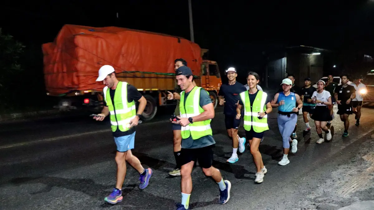 Pelari Run for Rivers Tiba di Pekalongan Disambut Belasan Runner Lokal
