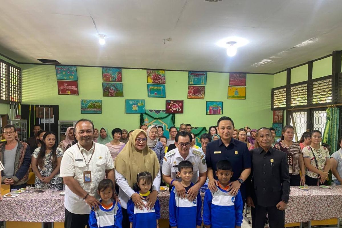 Wawako Singkawang Muhammadin Serahkan 171 Baju Olahraga di SDN 29