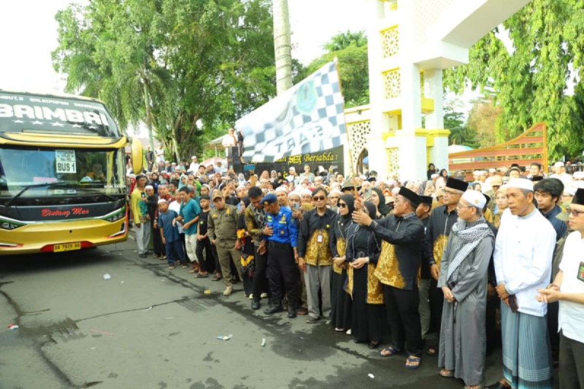 Bupati Sahrujani Lepas 353 Jemaah Haji HSU Menuju Embarkasi Banjarmasin