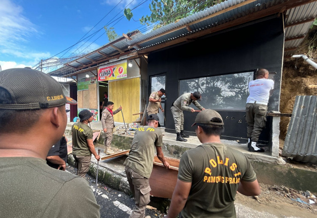 Satpol PP Ambon Bongkar Lapak di Tihu Demi Hak Pejalan Kaki