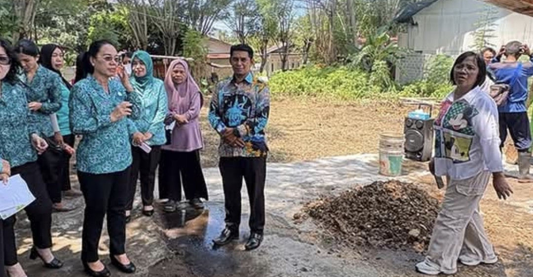 Ellen Sondakh Latih Warga Girian Bitung Olah Sampah Organik Jadi Kompos