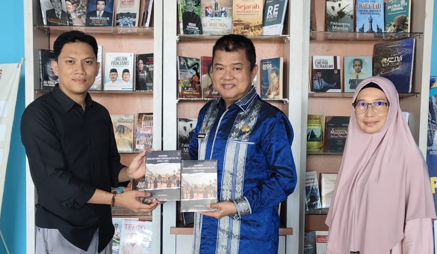 Aco Fikram S Serahkan Buku Sejarah DI/TII ke Perpusip Sulbar