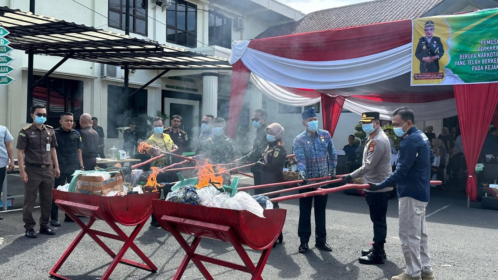 Kejari Bengkulu Musnahkan 2.500 Pil Samcodin dan Sajam Geng Motor