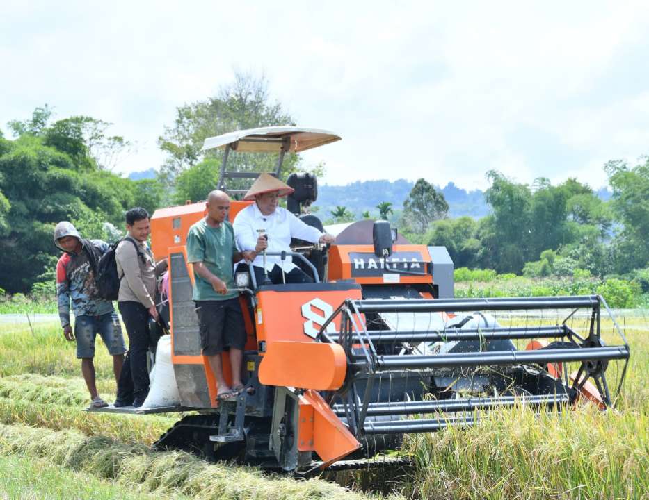 Bupati Samosir Vandiko Gultom Tekan Biaya Panen Lewat Taksi Alsintan
