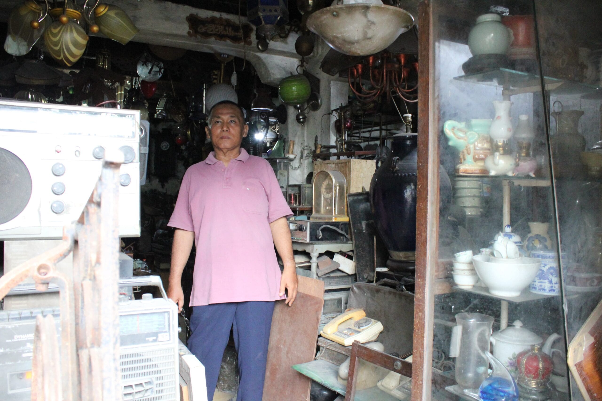 Toko Barang Antik Jhon di Medan Bertahan Meski Kolektor Kian Langka