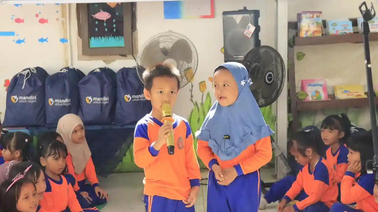 Bank Mandiri Renovasi 27 Sekolah dan Salurkan 2.800 Paket Buku