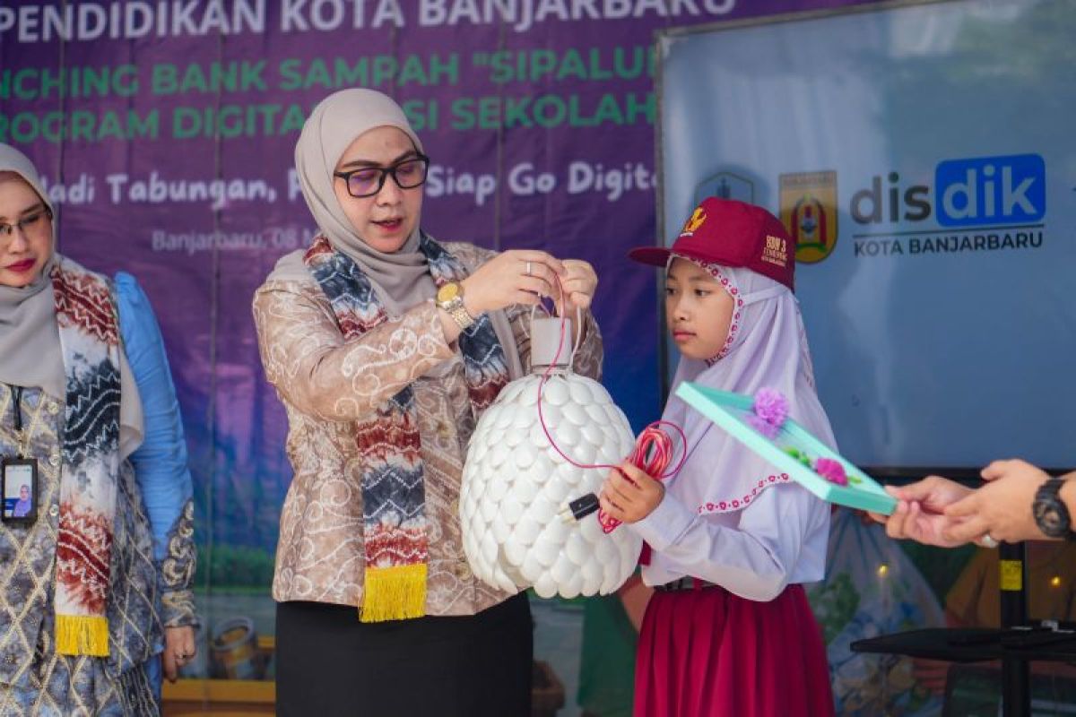 Wali Kota Banjarbaru Lisa Halaby Resmikan Bank Sampah Digital Sipalui