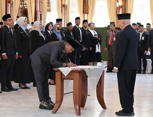 Gubernur Kalsel Muhidin Kukuhkan Rusdi Hartono Pimpin Dinas Kelautan