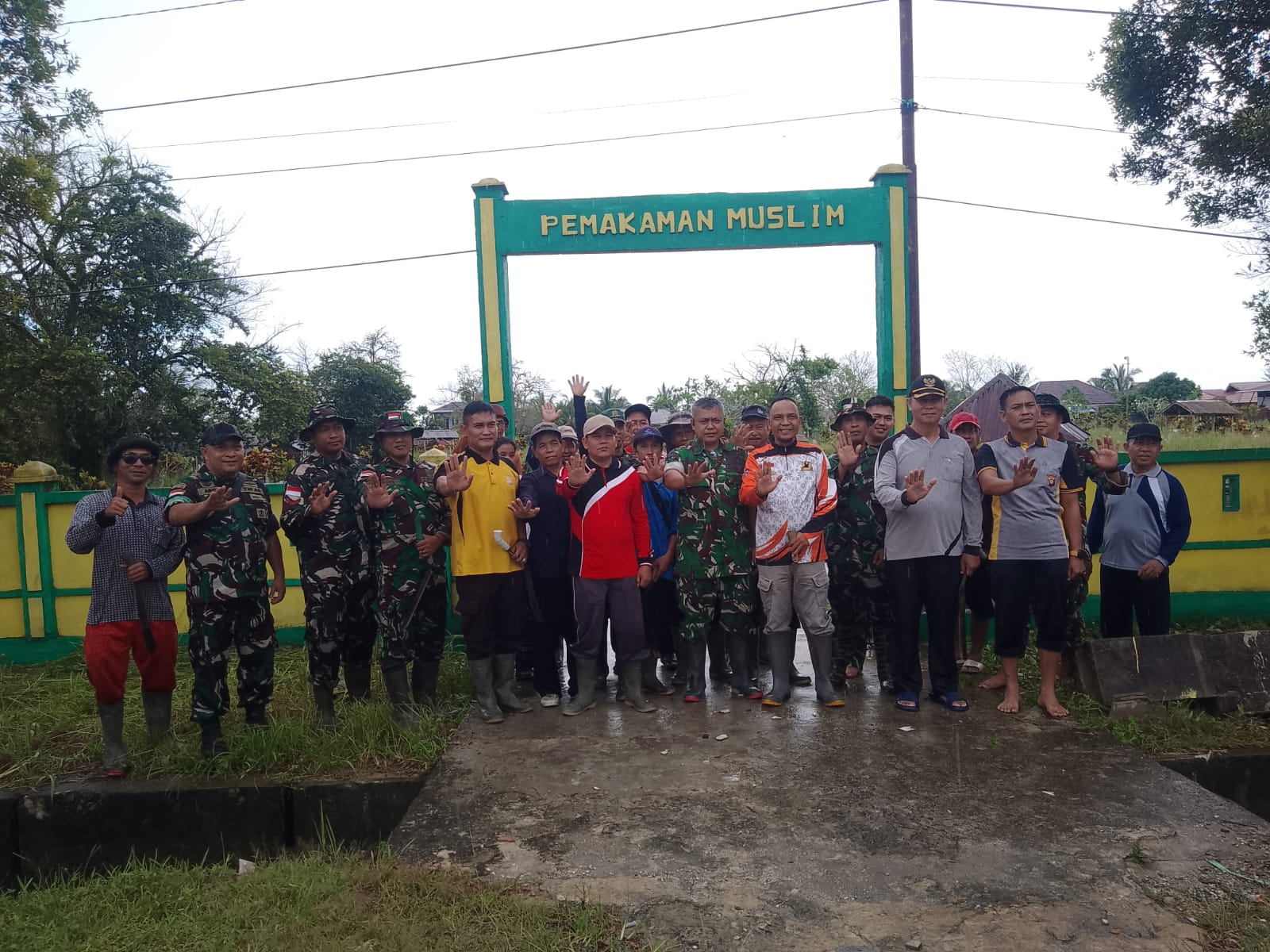 Dukung Zero Sampah, Warga Tebas Sambas Gotong Royong Bersihkan Fasilitas Umum