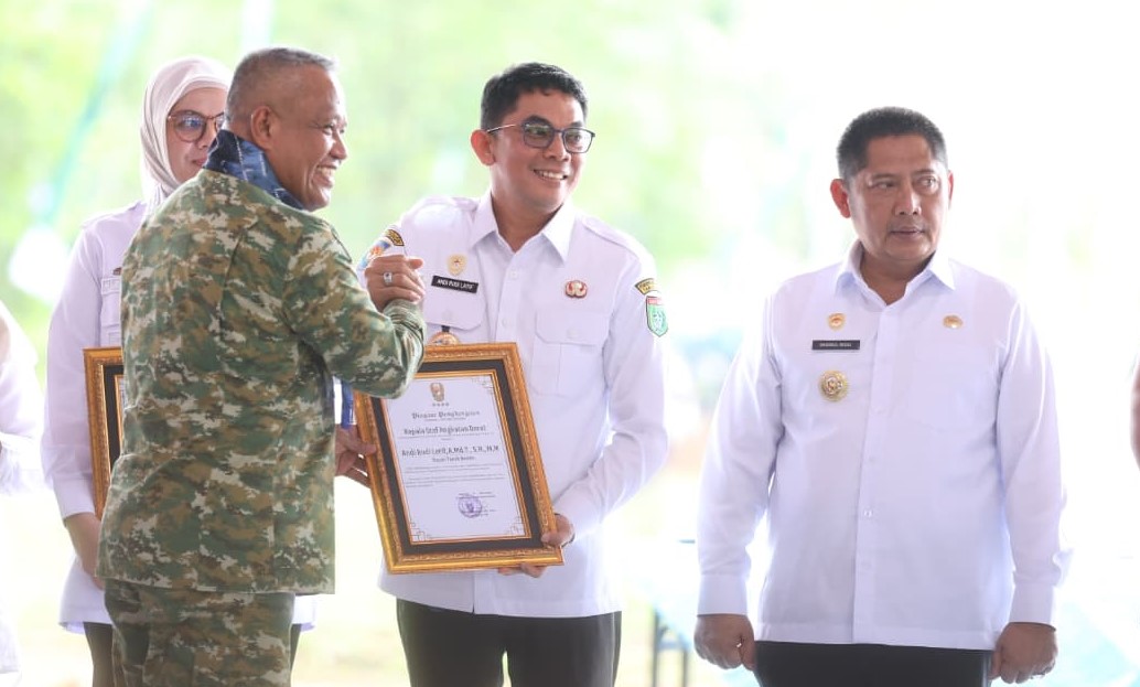 Bupati Tanah Bumbu Andi Rudi Latif Terima Penghargaan KASAD Terkait Kodam