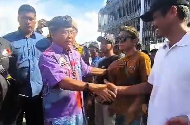 Gubernur Kaltara Zainal A Paliwang Temui Ratusan Sopir Truk di Kantornya