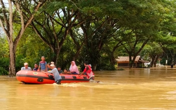 Banjir Nagan Raya Rendam Tiga Kecamatan, Jalan Meulaboh-Tapaktuan Putus