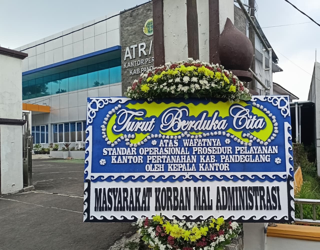 Warga Pandeglang Protes Pelayanan BPN Lewat Karangan Bunga SOP Wafat