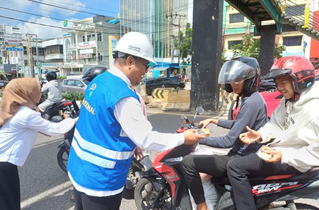Perumda Tirta Musi Bagikan 1.000 Paket Makanan di Sudirman Palembang
