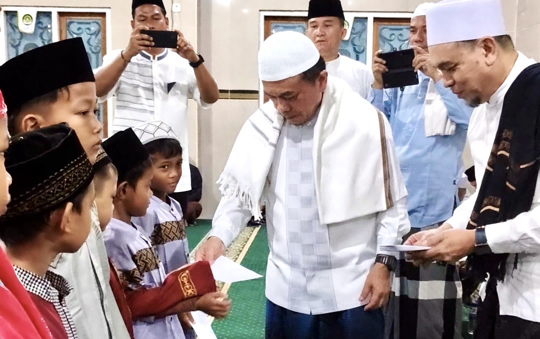 Pemprov Jambi Santuni Anak Yatim Saat Safari Subuh di Masjid Hidayatullah