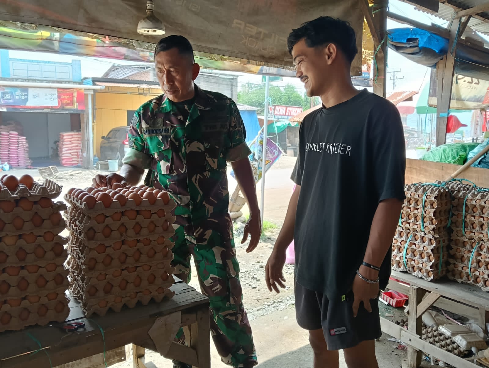 Babinsa Morowali Serka Sanuddin Jamin Stok Sembako Tetap Stabil