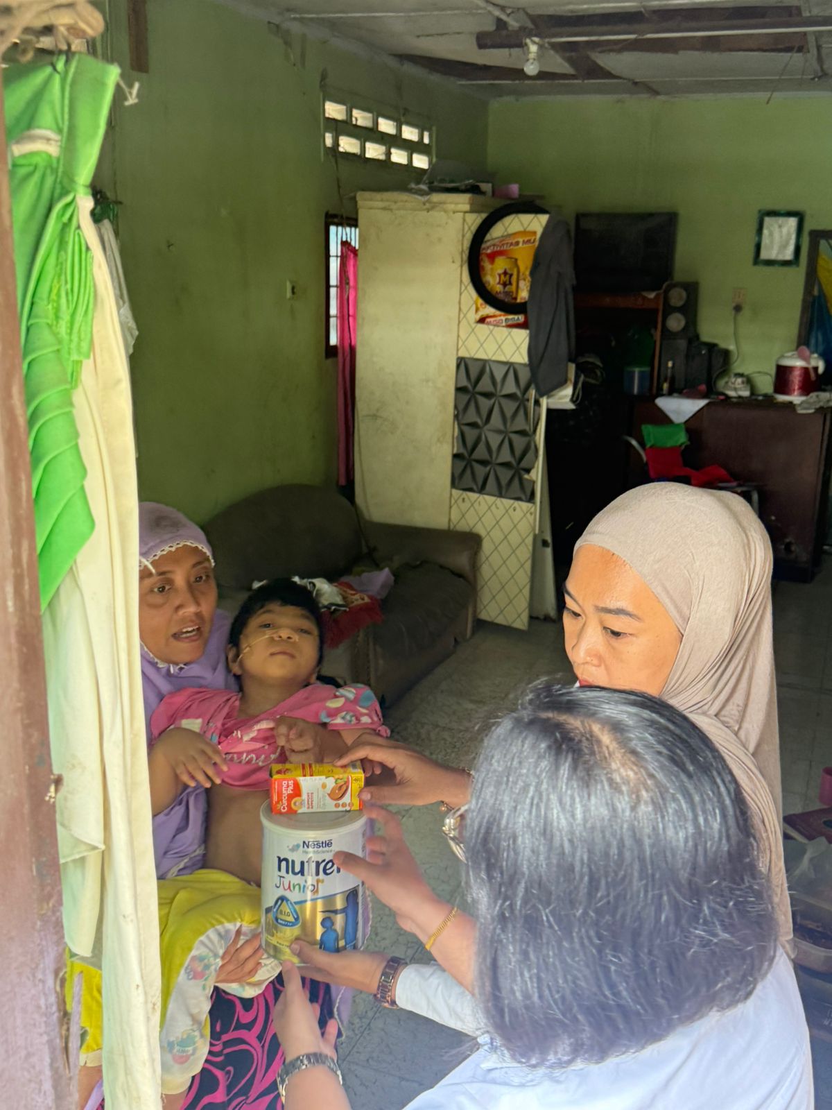 Ketua DPRD Medan Salurkan Susu dan Vitamin Balita Stunting di Hardiknas