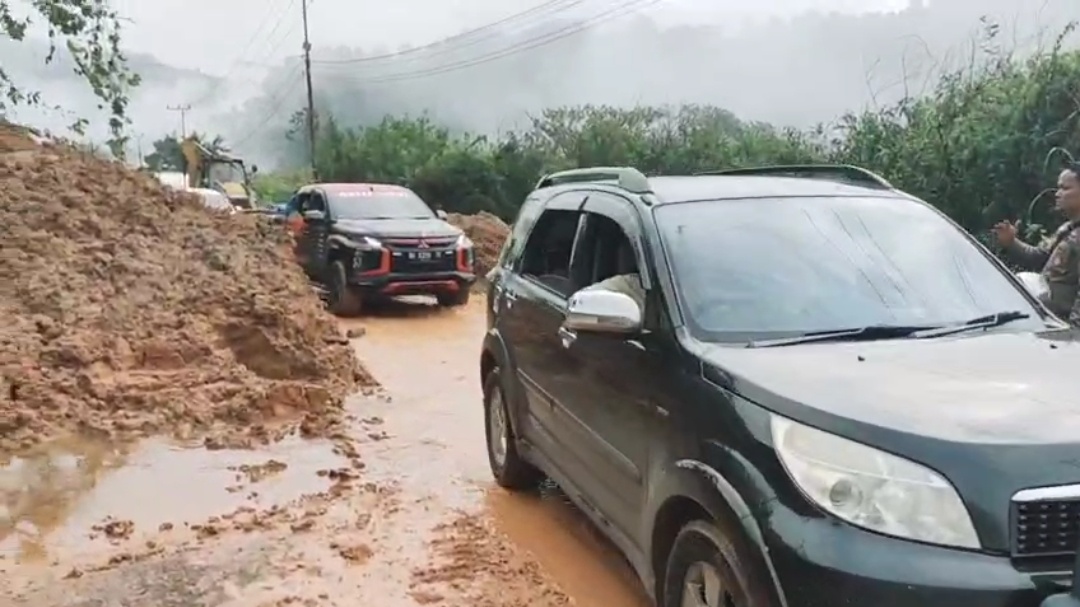 Jalur Kerinci-Jambi Lumpuh Akibat Longsor 30 Meter di Muara Hemat