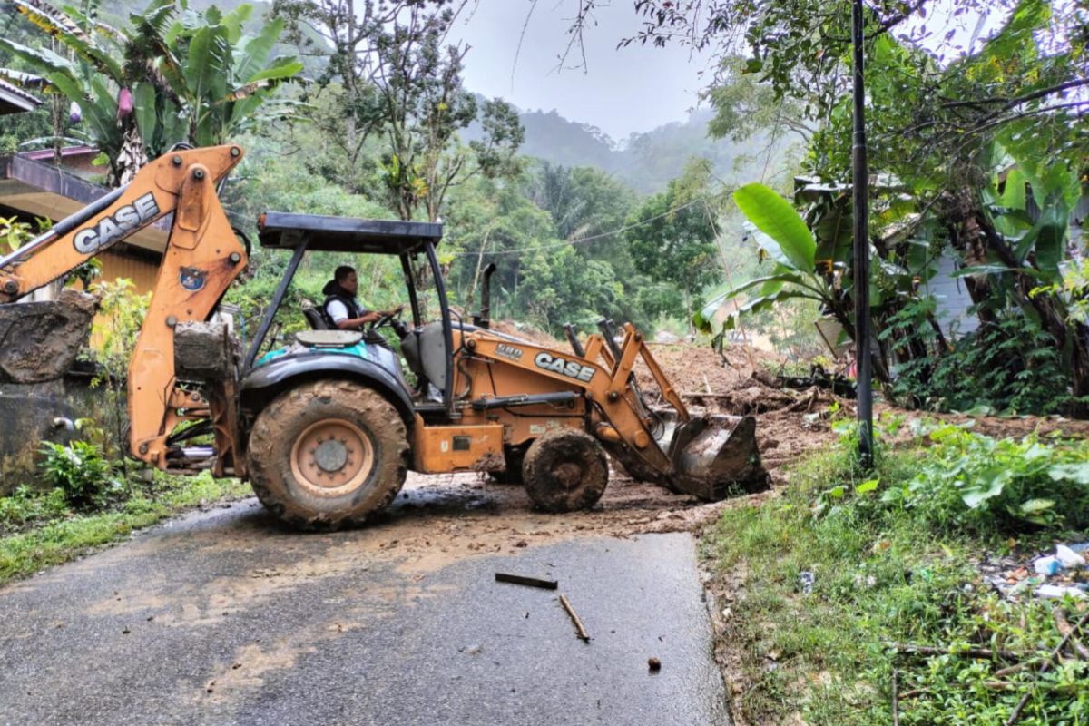 Dua Alat Berat Bersihkan Longsor di Jalur Lubuk Basung-Bukittinggi