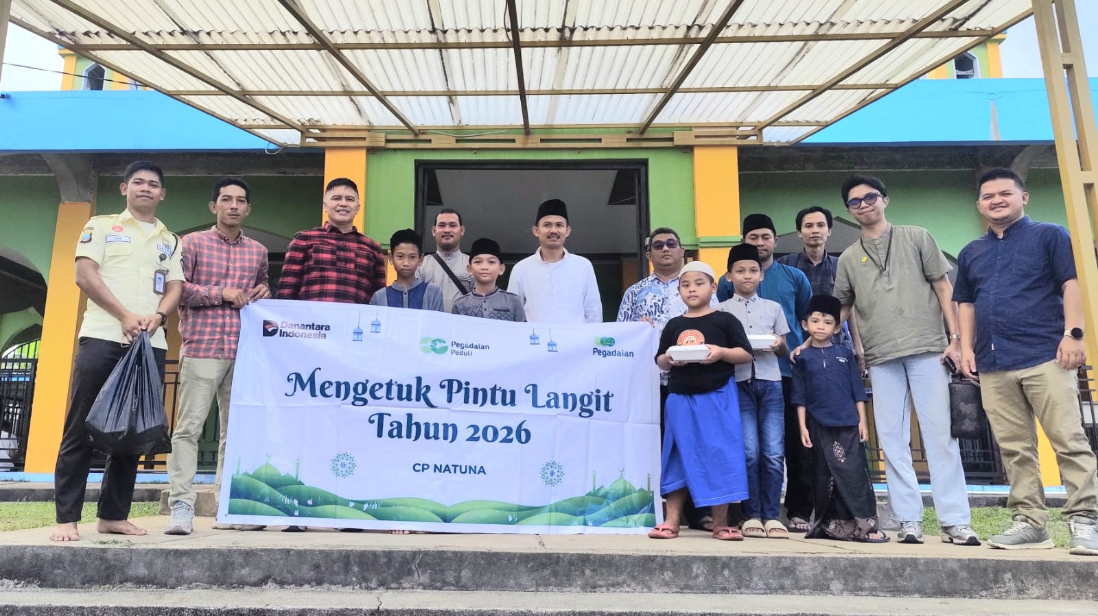 Pegadaian Natuna Bagikan 100 Paket Makan Siang Lewat Program MPL