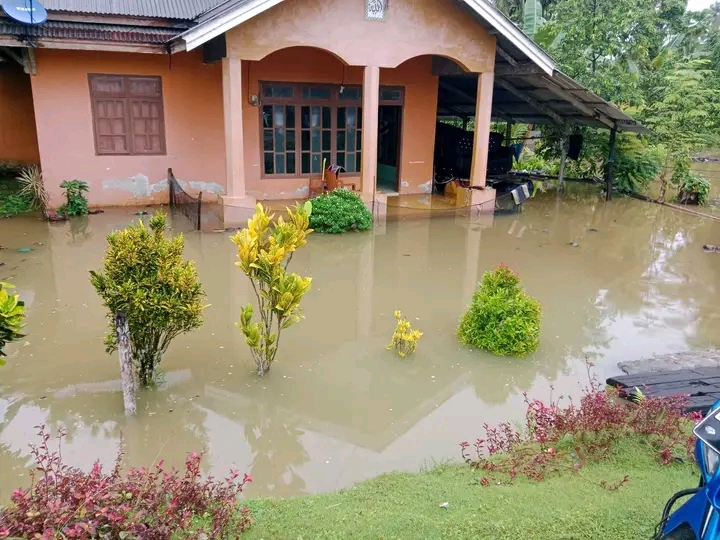 Luapan Sungai Langkumbe Rendam Permukiman Warga di Buton Utara