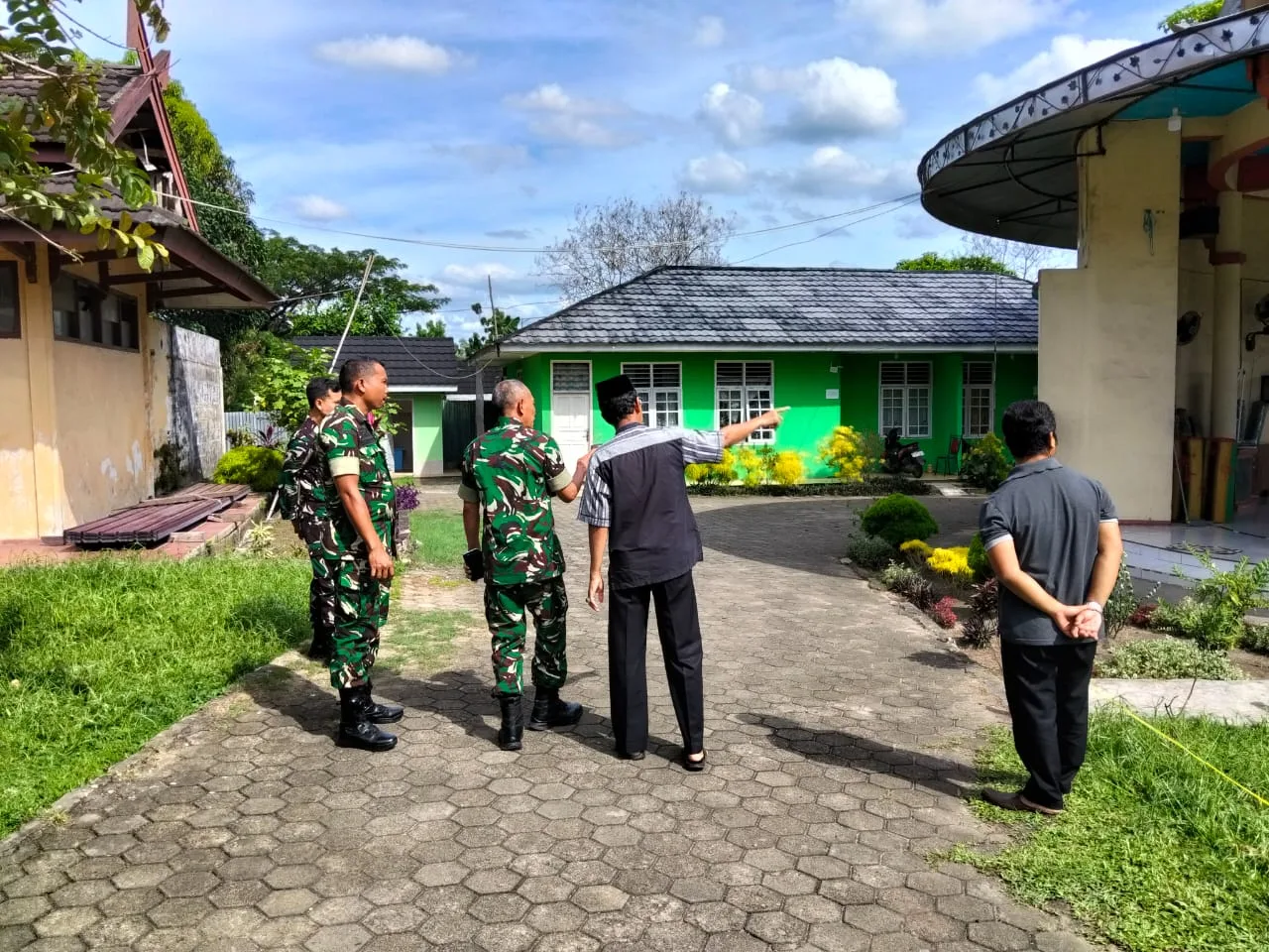 Prajurit Korem 042/Gapu Renovasi Panti Asuhan di Jambi Selatan