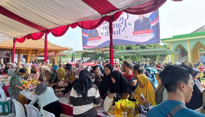 Ribuan Warga Cirebon Serbu 3.500 Paket Sembako Murah di Lemahabang