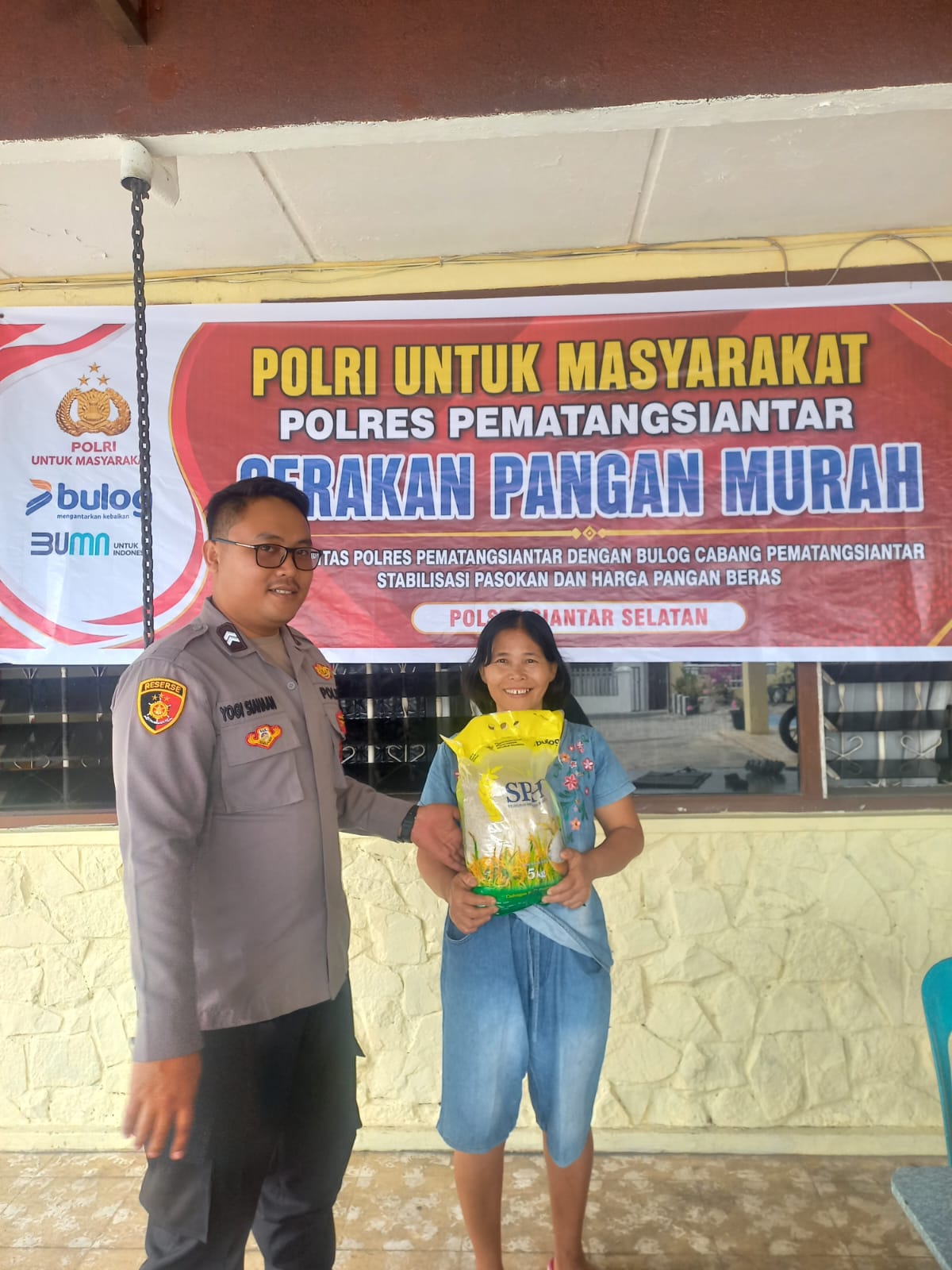 Polsek Siantar Selatan Salurkan 74 Karung Beras SPHP Murah ke Warga