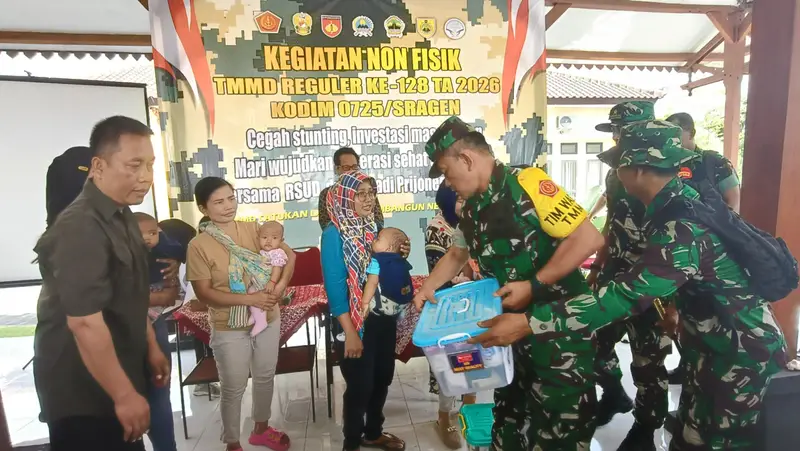 Tim Medis Klinik Kartika 25 Sragen Tangani Peserta TMMD yang Terluka