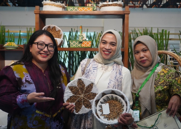 Persit Tanjab Sulap Eceng Gondok Jadi Keranjang Buah Bernilai Ekonomi