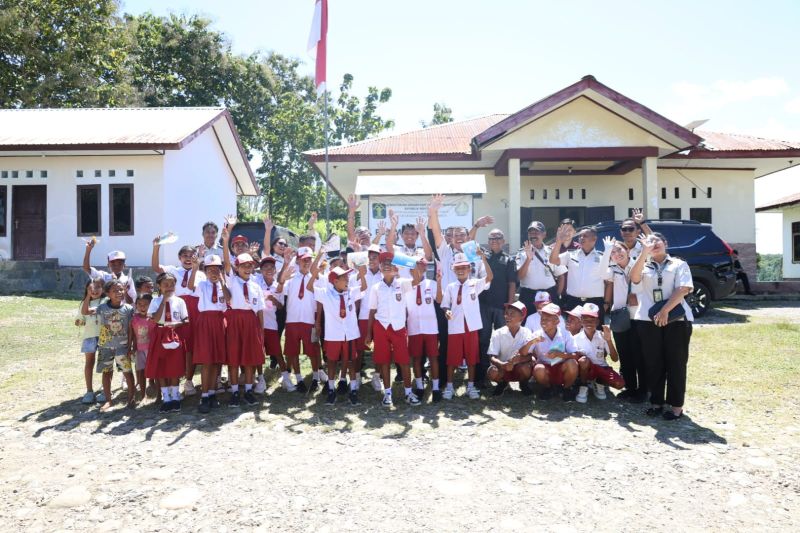 Imigrasi NTT Salurkan Buku Sekolah bagi Anak di Perbatasan Belu