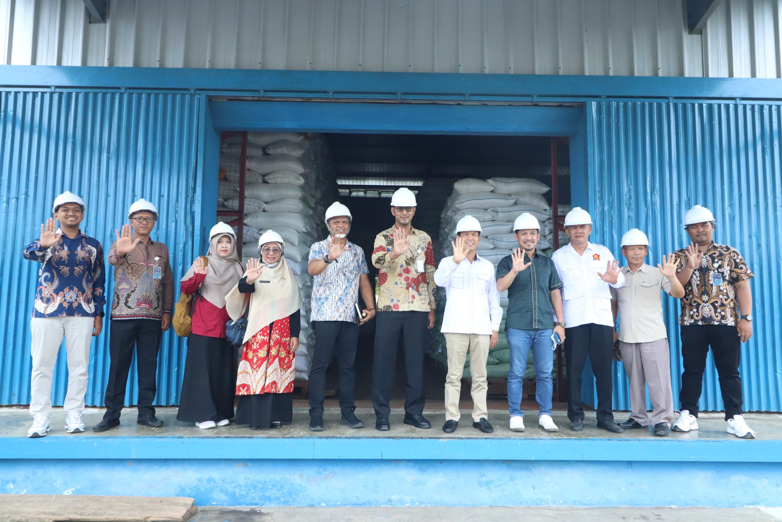 Gerindra Sambas Awasi Distribusi Beras Bulog dan Dapur Makan Bergizi