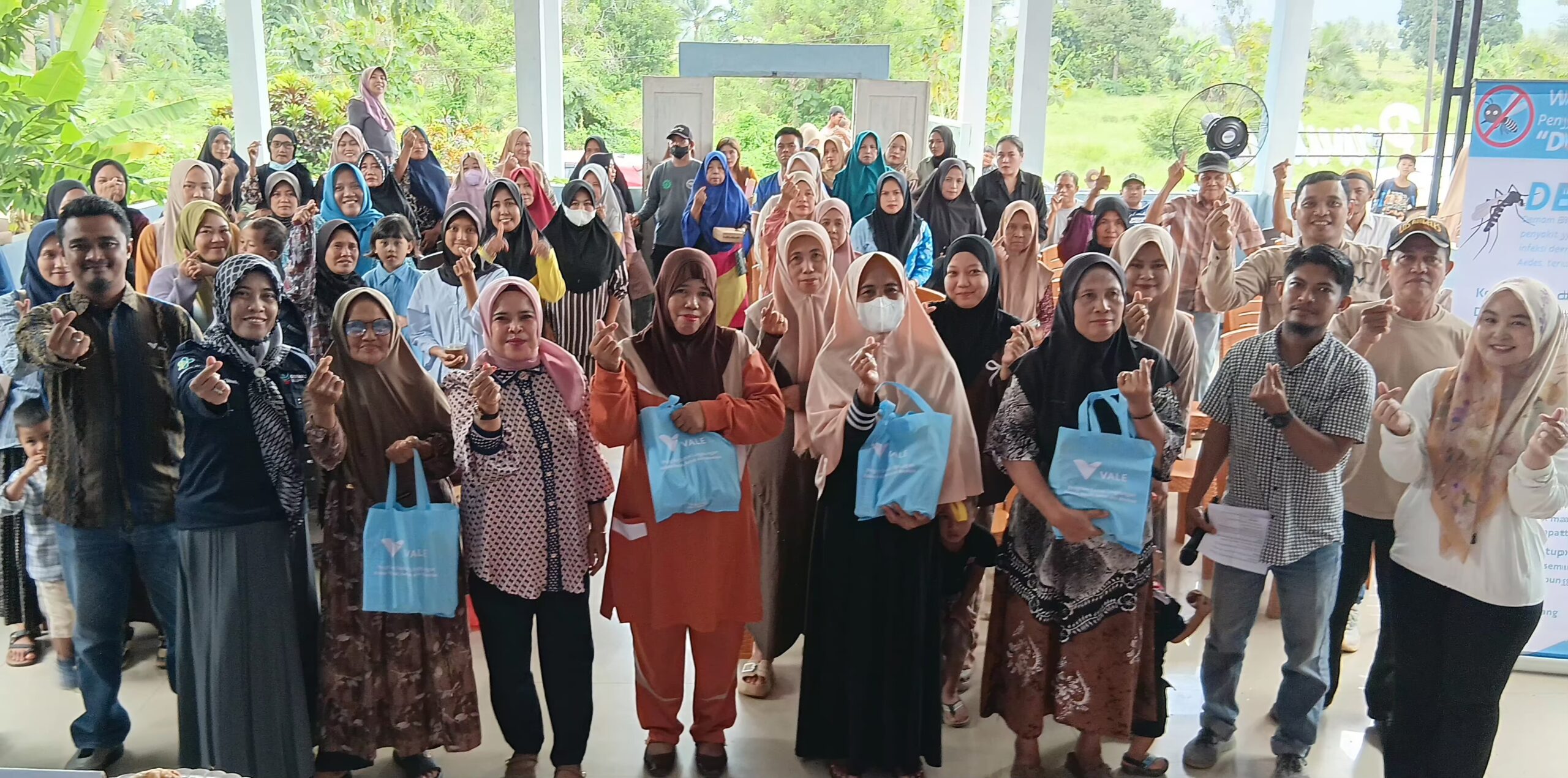 Antisipasi DBD, PT Vale dan Warga Pewutaa Kolaka Bersihkan Drainase Desa