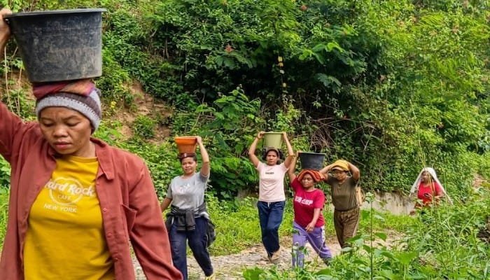 Warga Rahong Utara Manggarai Swadaya Perbaiki Jalan Rusak Akses Puskesmas