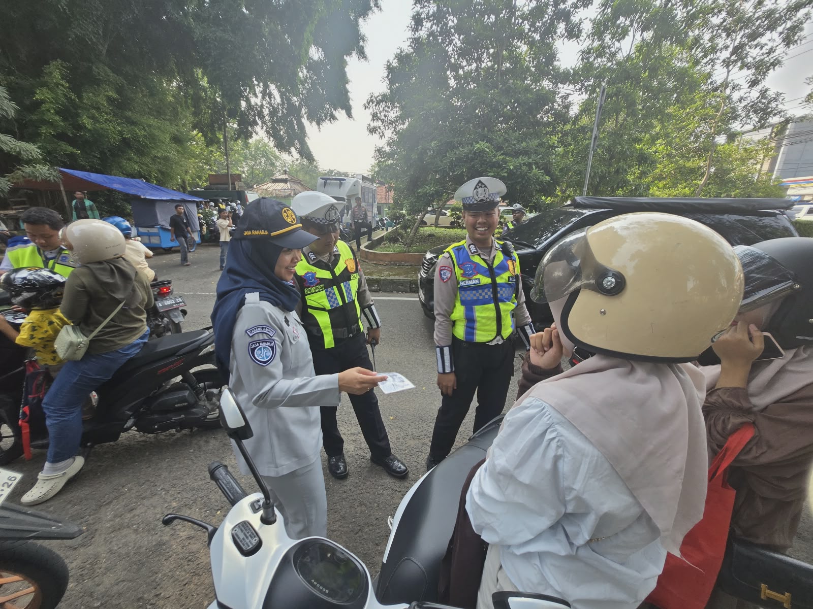 Samsat Serang Sediakan QRIS bagi Pengendara Saat Penertiban Pajak Kendaraan