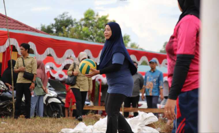 Bupati Mempawah Erlina Serap Aspirasi Warga Sambora Lewat Tanding Voli
