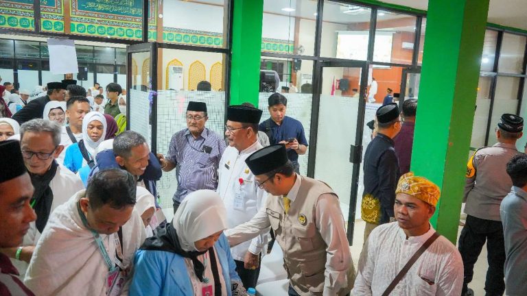 Ketua DPRD Kalsel H Supian HK Lepas Keberangkatan Kloter 11 Asal HSU