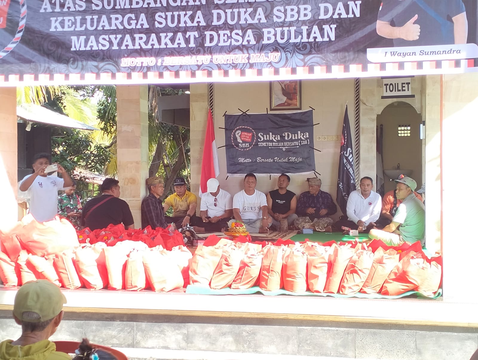 Sebanyak 100 Lansia di Desa Bulian Buleleng Terima Paket Bantuan Sembako