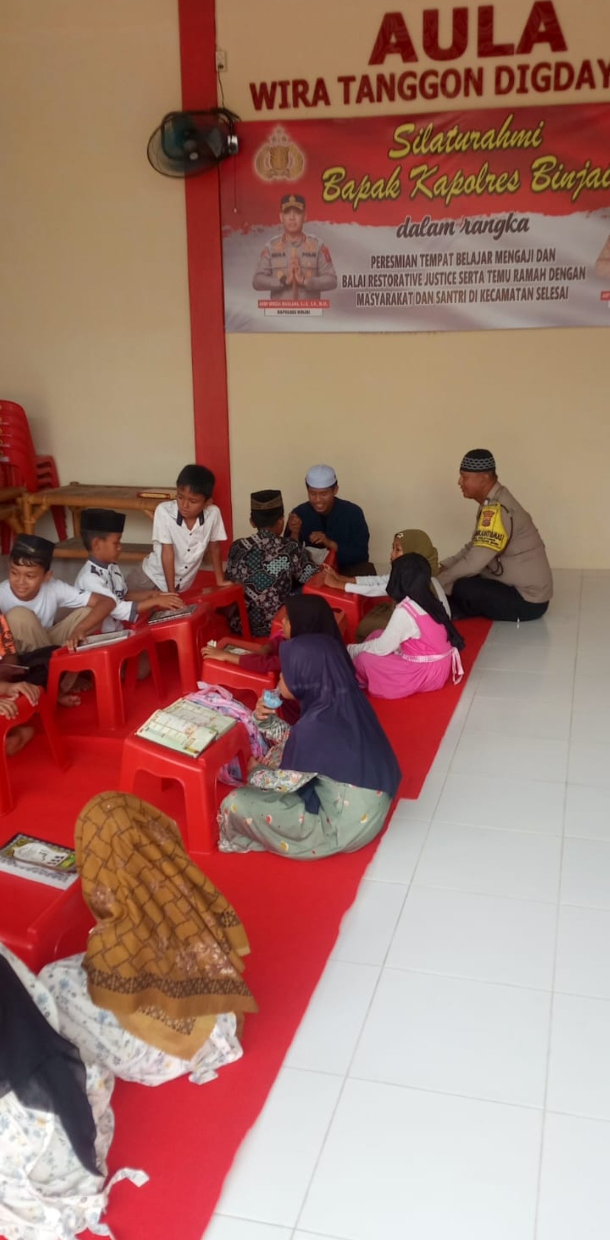 Personel Polsek Selesai Langkat Dampingi Anak-anak Belajar Mengaji